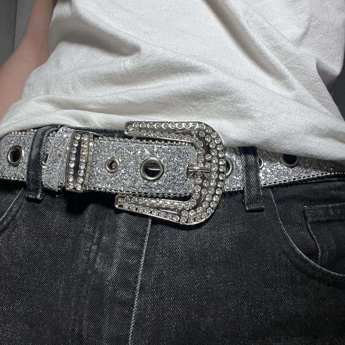 Streetwear Bling: How to Style Rhinestone Belts with Baggy Fits & Hoodies